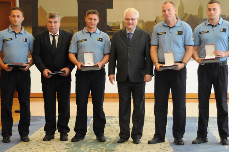 Slika pu_vs/odlikovanja/odlikovanje trolist 2014/predsjednik_7.jpg